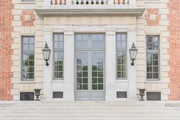 fenetre bois sur mesure entrée de château