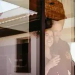 Couple devant une fenêtre