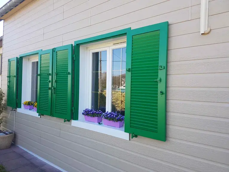 fenetre avec des volets verts
