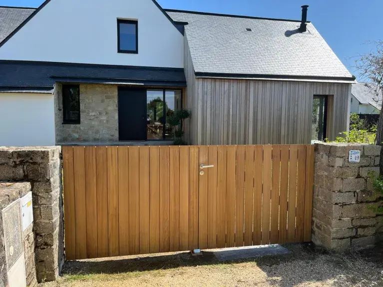 portail en bois sur un mur en pierre