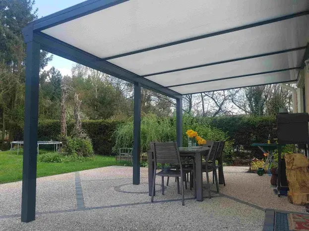 terrasse en pierre avec une pergola