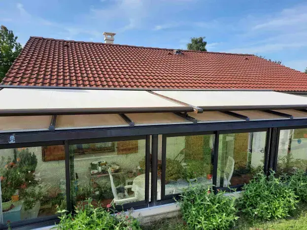 veranda avec un store de protection