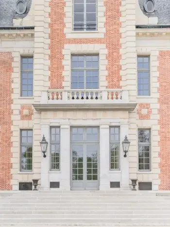 Vue de la façade et de l'entrée du château